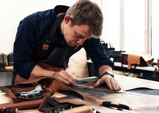 Comment Devenir Maroquinier, Maroquinier Dans Son Atelier Découpe Du Cuir